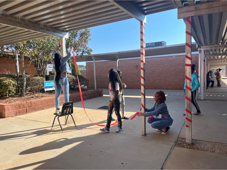 Students decorate the campus for homecoming
